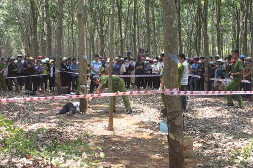 Cơ quan CSĐT Công an tỉnh Đắk Lắk cùng ban Pháp y đang tiến hành khám nghiệm hiện trường, khám nghiệm tử thi, xác định cái chết của nạn nhân.