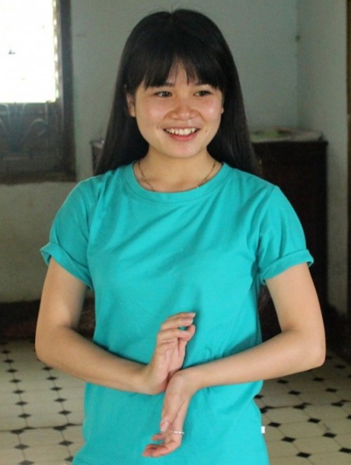 Sau khi ôn bài thi, Trang cũng tranh thủ ôn lại bài múa để thi xong về tiếp tục công việc.